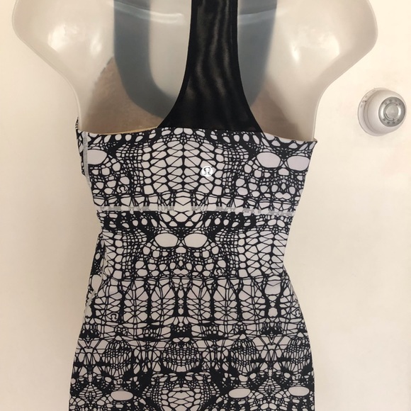 EUC! LULULEMON BLACK & WHITE ABSTRACT DESIGN TANK - Picture 6 of 6